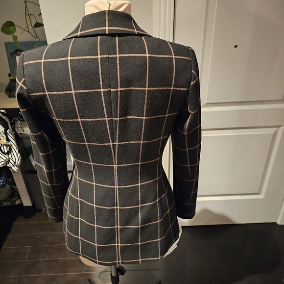 Suit - Picture 6 of 7